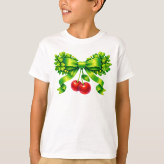 Glücksschleife aus Kleeblatt mit Kirschen im grüne T-Shirt