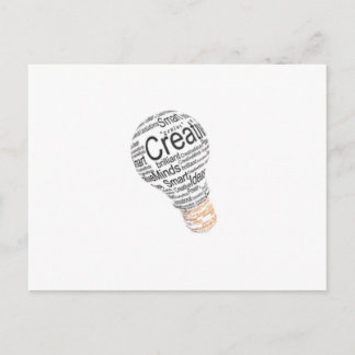 Glühbirne mit Typografie, die Kreativität feiert Postkarte