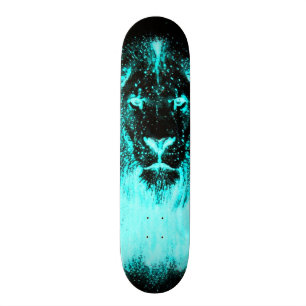 Glühen im dunkler städtischer skateboard