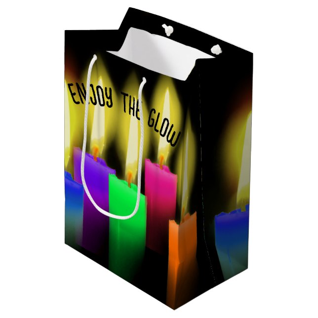 Glühende Birthday Kerzen auf schwarz Mittlere Geschenktüte (Vorderseite Schrägansicht)