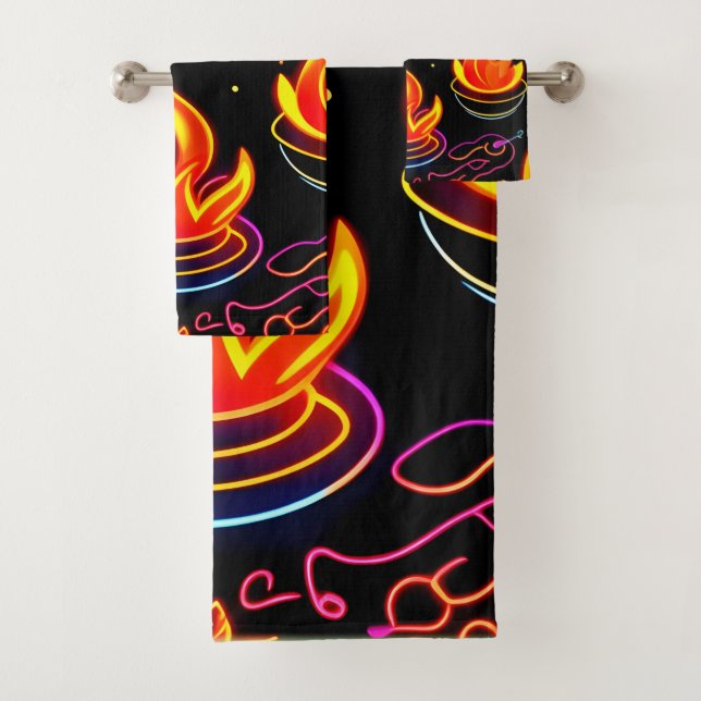 Glühende Flammensymbole auf dunkler Leinwand Badhandtuch Set (Insitu)