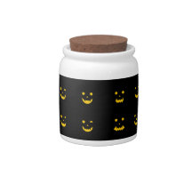 Glühende Gesichter im dunklen Halloween