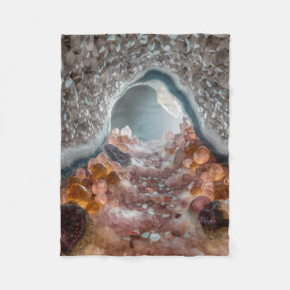 Glühende Kristalle füllen eine versteckte Höhle Fleecedecke