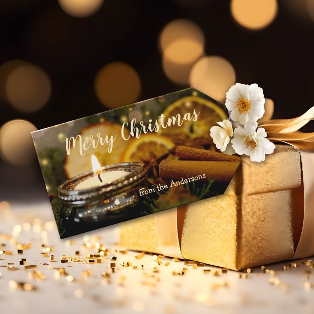 Glühende Lichter Cinnamon Frohe Weihnachtsgeschenk Geschenkanhänger (Christmas gift tag featuring warm twinkling Christmas lights with cinnamon, oranges and pine twigs)