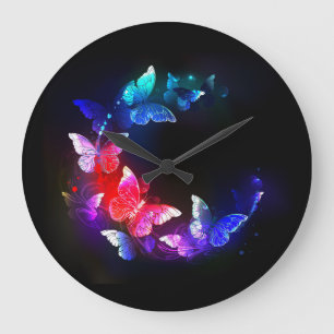 Glühende Neon-Nachtschmetterlinge auf schwarzem Hi Große Wanduhr