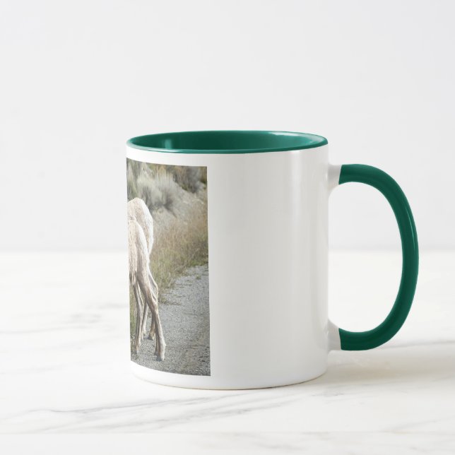 Glühende Schafe in den Bergen Tasse (Rechts)