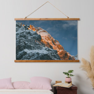 Glühender Berg bei Sonnenuntergang Wandteppich Mit Holzrahmen