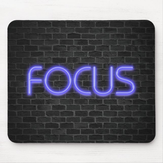 Glühender Neon Fokus Text auf Backstein Mousepad (Vorne)
