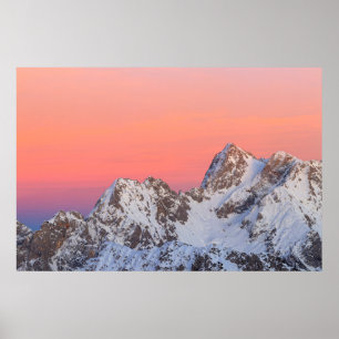 Glühender Sonnenuntergangshimmel und schneebedeckt Poster