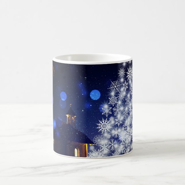 Glühender Weihnachtsbaum mit blauem Hintergrund Kaffeetasse (Mittel)