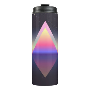 Glühendes Dreieck. Ätherum-Konzept. futuristische  Thermosbecher