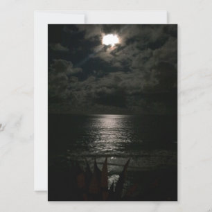 Glühendes Mondlicht, das auf dem Ozean reflektiert