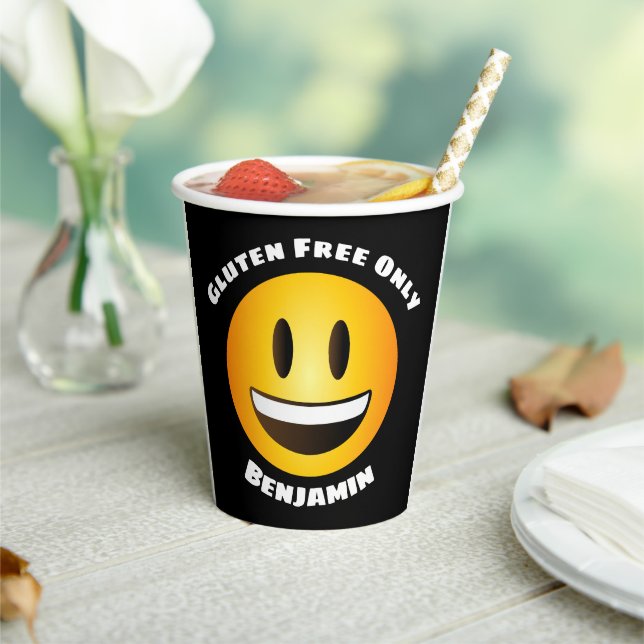 Glutenfreies Lächeln im Emoji-Gesicht Pappbecher (In Situ)