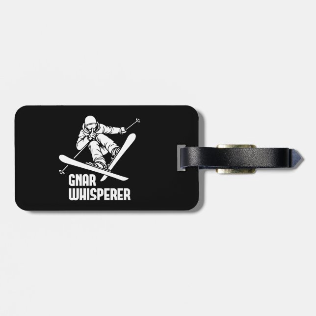 Gnar Whisperer Skiing Gepäckanhänger (Rückseite horizontal)
