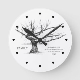 Gnarly alter Baum: Zitat: FAMILIE: Bleistift-Kunst Runde Wanduhr