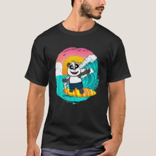 Gnarly Panda auf einem Surfbrett beim Wellenreiten T-Shirt