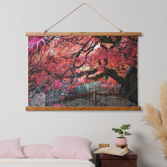 Gnarly Red Japan Maple and Bamboo Fence Wandteppich Mit Holzrahmen (Schlafzimmer)
