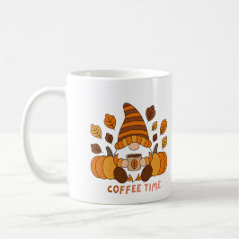 Gnom, der Kaffeezeit auf einer Tasse genießt 