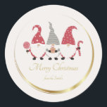 Gnome Christmas Gold Round Sticker<br><div class="desc">Weihnachtsgnomen sind die niedlichsten! Verwenden Sie diese personalisierten Aufkleber für Geschenkverpackungen und Post.</div>