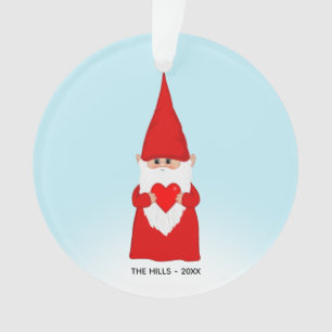 Gnome de Noël tenant un cœur sur fond bleu clair