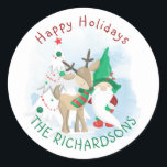 Gnome Deer and Christmas Tree Niedlich Runder Aufkleber<br><div class="desc">Personalisierte Weihnachtsaufkleber mit niedlichem Gnome,  Reh und Weihnachtsbaum in festlicher Rot und Grün. Die Formulierung ist editierbar und liest derzeit "Feiertage [Familienname]",  aber Sie können dies ändern,  um Frohe Weihnachten Liebe Mama und Papa oder was Sie brauchen.</div>