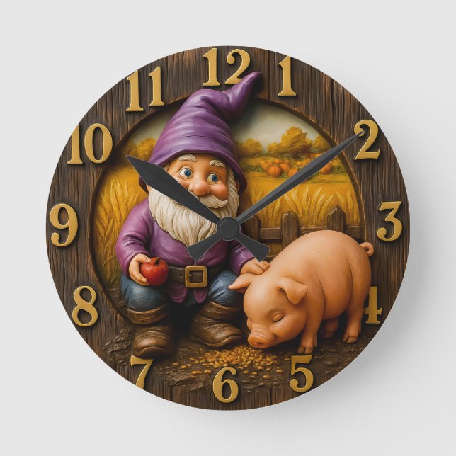 Gnome Feeding Pig in Autumn Farm Scene Runde Wanduhr (Vorderseite)