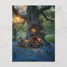 Gnome-Haus in einem Baum umgeben von Bluebells Postkarte
