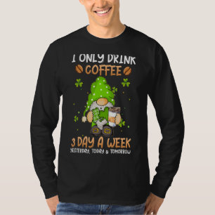 Gnome I only Drink Kaffee 3 Tage die Woche St. Pat T-Shirt