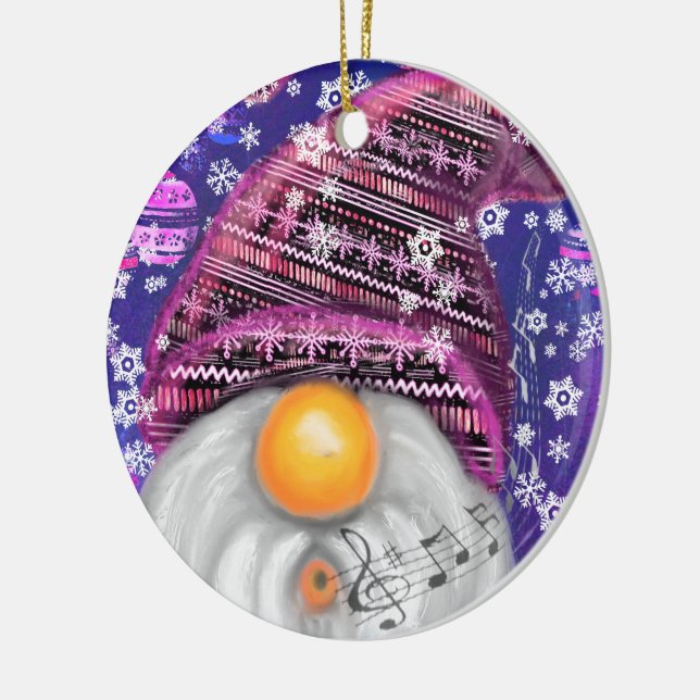 Gnome in Lila Hütten Singt ein Weihnachtslied Spaß Keramik Ornament (Links)