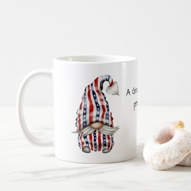 Gnome in Sternen und Streifen Bekleidung Kaffeetasse (Mit Donut)