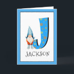 Gnome Kids Letter J Name and Age Birthday Gruß Karte<br><div class="desc">Klicken Sie auf "Anpassen", um die Randfarbe zu ändern. Wenn Sie den Namen und das Alter eines Geburtstagsmädchens oder eines Jungen zu unserer Monogrammkarte hinzufügen, erstellen Sie einen einmaligen, speziell für Kinder gestalteten Geburtstagsgruß. Neben dem großen blauen Buchstaben mit gelben und orangefarbenen Sternen und Spiralen zu stecken ist eines unserer...</div>