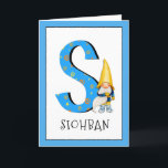 Gnome Kids Letter S Name and Age Birthday Gruß Karte<br><div class="desc">Klicken Sie auf "Anpassen", um die Randfarbe zu ändern. Wenn Sie den Namen und das Alter eines Geburtstagsmädchens oder eines Jungen zu unserer Monogrammkarte hinzufügen, erstellen Sie einen einmaligen, speziell für Kinder gestalteten Geburtstagsgruß. Neben dem großen blauen Buchstaben mit gelben und orangefarbenen Sternen und Spiralen zu stecken ist eines unserer...</div>