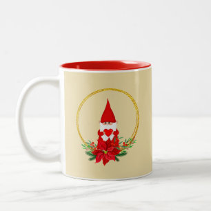 Gnome mignon et couronne de Noël sur mug beige cla
