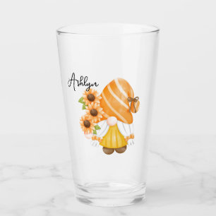 Gnome mignonne avec verre de tournesol