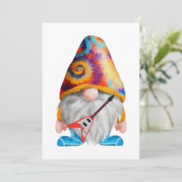 Gnome mit Gitarre und buntem Hut auf einem Einladung