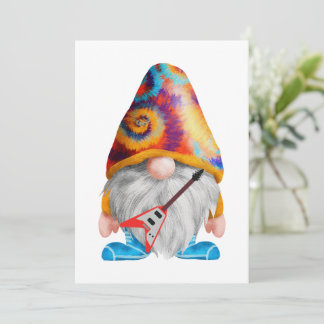 Gnome mit Gitarre und buntem Hut auf einem Einladung
