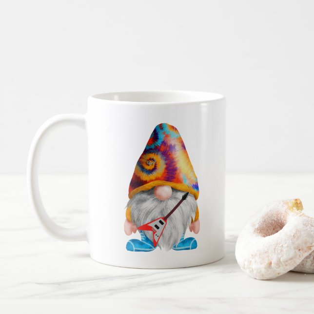 Gnome mit Gitarre und farbenfroher Hut auf einem Kaffeetasse (Mit Donut)