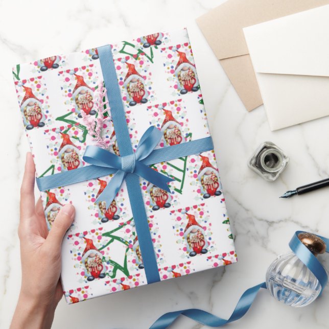 Gnome Santa mit Weihnachtsbäumen im Hintergrund Geschenkpapier (Schenken)