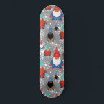 Gnome Snowflake Illustrationen Weihnachtsmuster Skateboard<br><div class="desc">Dieses niedliche und festliche Weihnachtsmuster ist das ideale Geschenk für sich, Ihre Freunde und Ihre Familie. Es verfügt über drei multiethnische Zwerge mit weihnachtlichen Nordic und Fairisle Pullover, Hüten, Handschuhen und Stiefeln mit weißen Schneeflocken auf einem einfachen grauen Hintergrund. Die Farbgebung umfasst Schwarz, Weiß, Bräune, Rot, aquamarines Grün, Blau, Orange...</div>