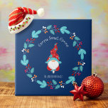 Gnome Sweet Gnome Blue Modern Elf Blumenreath Fliese<br><div class="desc">"Gnome süße Gnome." Ein niedliches, lustiges, skandinavisches, skandinavisches, rotes und orangefarbenes Kraut auf marineblau-blauem Boden, das die Küche für die Ferien entzückt. Genießen Sie die Wärme und Freude dieser festlichen Saison, wenn Sie diese lustige, einfache, moderne, maßgeschneiderte Weihnachtsfliese benutzen. Passende Karten, Aufkleber, Packpapier, Kissen, Zuhause-Dekor und vieles mehr sind ebenfalls...</div>