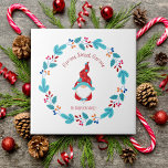 Gnome Sweet Gnome Niedlich Moderne Elfenbeinküste Fliese<br><div class="desc">"Gnome süße Gnome." Ein niedliches, lustiges, skandinavisches, skandinavisches, gemurrtes Gnomen in Rot und Duschblau sowie ein roter und orangefarbener Blumenkranz verzieren Ihre Küche wunderbar für den Urlaub. Genießen Sie die Wärme und Freude dieser festlichen Saison, wenn Sie diese lustige, einfache, moderne, maßgeschneiderte Weihnachtsfliese benutzen. Passende Karten, Aufkleber, Packpapier, Kissen, Zuhause-Dekor...</div>