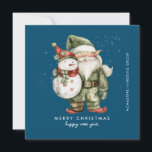 Gnome und Snowman frohe Weihnachtsgeschenk Feiertagskarte<br><div class="desc">Ein in Grün gekleideter Gnome steht neben einem Schneemann in einem roten Strumpf mit Hut und rotem Schal. Sie sind umgeben von einem weißen Schneeabbau, der auf dem dunkelblauen Hintergrund Pop. Die minimalistische Ästhetik entsteht mit einem einfachen Frohen Weihnachten und Glück Neues Jahr unten. Der Firmenname läuft senkrecht auf der...</div>