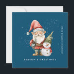 Gnome und Snowman Greetings Business Flat Feiertagskarte<br><div class="desc">Eine rot gekleidete Gnome steht neben einem Schneemann in einem grünen Strumpf mit Hut und rotem Schal. Sie sind umgeben von einem weißen Schneeabbau, der auf dem dunkelblauen Hintergrund Pop. Die minimalistische Ästhetik wird mit einem einfachen Grüße der Saison unten und der Firmenname senkrecht auf dem rechten Rand erstellt. Eine...</div>