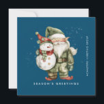Gnome und Snowman Season's Greetings Business Flat Feiertagskarte<br><div class="desc">Ein in Grün gekleideter Gnome steht neben einem Schneemann in einem roten Strumpf mit Hut und rotem Schal. Sie sind umgeben von einem weißen Schneeabbau, der auf dem dunkelblauen Hintergrund Pop. Die minimalistische Ästhetik wird mit einem einfachen Grüße der Saison unten und der Firmenname senkrecht auf dem rechten Rand erstellt....</div>