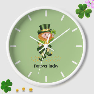 Gnome vert chanceux pour toujours sur une horloge 