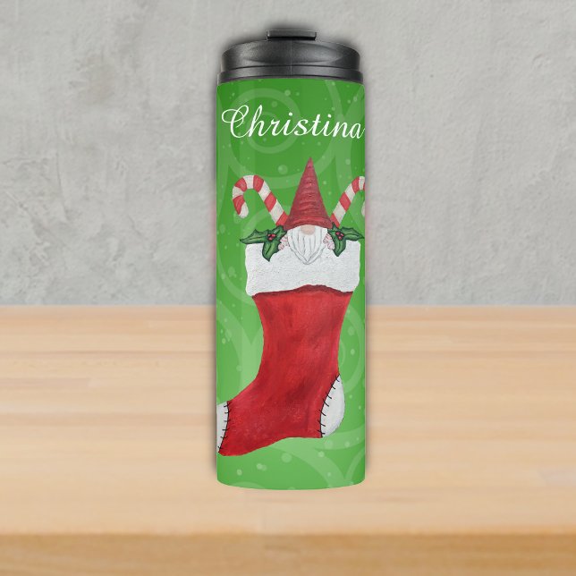 Gnome White Beard in Weihnachten Strumpf auf Wirbe Thermosbecher (Cute gnome in red Christmas stocking with candy canes and holly on green swirled thermal tumbler.)