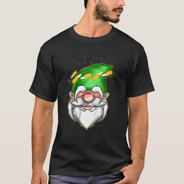 Gnome With Headache From Bottles On St Patricks Da T-Shirt (Vorderseite)