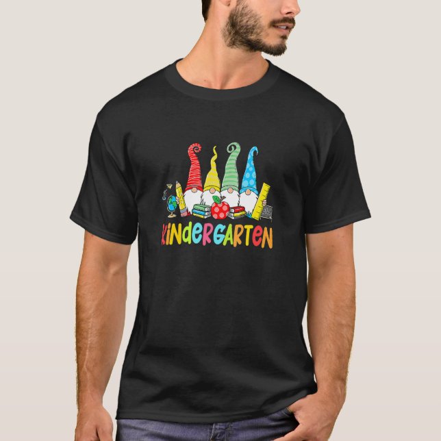 Gnomen Kindergarten Crew First Day Teacher Back To T-Shirt (Vorderseite)