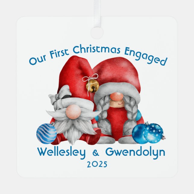 Gnomes First Christmas Verlobt Ornament Aus Metall (Vorderseite)