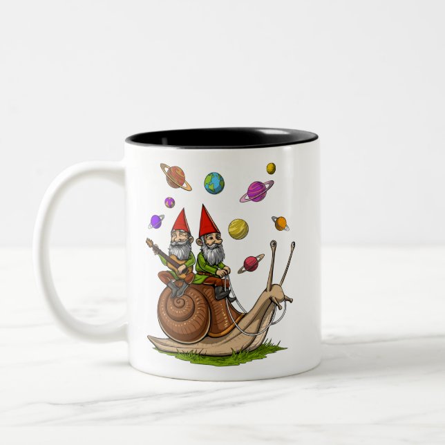 Gnomes Riding Snail Zweifarbige Tasse (Links)